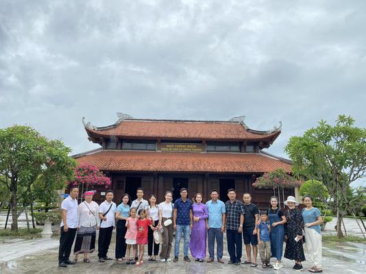 Đoàn Nghệ nhân, diễn viên tỉnh Lai Châu  dâng hương lên anh linh Tổng Bí Thư Lê Hồng Phong tại xã Hưng Thông, huyện Hưng Nguyên, tỉnh Nghệ An.