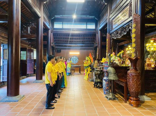 ĐOÀN ĐẠI BIỂU UBMTTQ VIỆT NAM TỈNH NGHỆ AN DÂNG HOA, DÂNG HƯƠNG LÊN ANH LINH TBT LÊ HỒNG PHONG VÀ ĐỒNG CHÍ NGUYỄN THỊ MINH KHAI