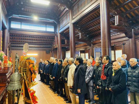 ĐOÀN LÃNH ĐẠO VÀ CÁN BỘ HƯU TRÍ CƠ QUAN HUYỆN UỶ - HĐND - UBND - UBMTTQ VÀ KHỐI DÂN HUYỆN HƯNG NGUYÊN TỔ CHỨC LÀM LỄ DÂNG HƯƠNG, DÂNG HOA LÊN ANH LINH TỔNG BÍ THƯ LÊ HỒNG PHONG NHÂN DỊP KỶ NIỆM 94 NĂM NGÀY THÀNH LẬP ĐẢNG CỘNG SẢN VIỆT NAM VÀ CHÀO ĐÓN XUÂN GIÁP THIN.