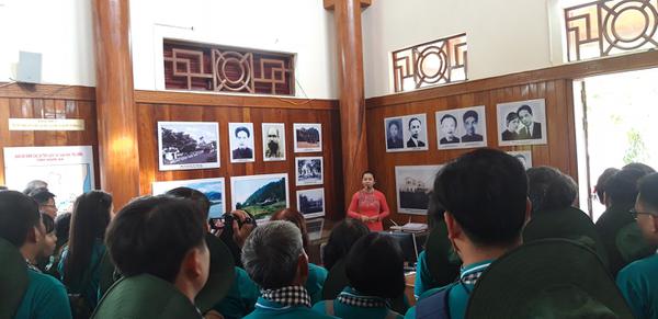 Hành trình "Sáng mãi niềm tin" chuyến thứ 6 về dâng hoa tại Nhà lưu niệm đồng chí Nguyễn Thị Minh Khai