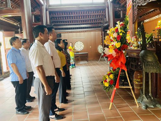 ĐOÀN ĐẠI BIỂU BỘ LAO ĐỘNG, THƯƠNG BINH, XÃ HỘI VÀ CÁC CƠ QUAN TRUNG ƯƠNG TỔ CHỨC LỄ DÂNG HOA, DÂNG HƯƠNG TẠI DI TÍCH QUỐC GIA KHU LƯU NIỆM TỔNG BÍ THƯ LÊ HỒNG PHONG, XÃ HƯNG THÔNG, HUYỆN HƯNG NGUYÊN, TỈNH NGHỆ AN