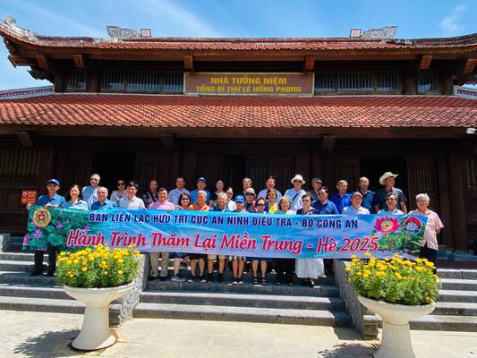 ĐOÀN CÁN BỘ HƯU TRÍ CÔNG AN ĐIỀU TRA - BỘ CÔNG AN DÂNG HƯƠNG VÀ THAM QUAN DI TÍCH QUỐC GIA KHU LƯU NIỆM TBT LÊ HỒNG PHONG.