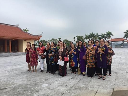 Chi hội Phụ nữ Khối Yên Vinh, P.Hưng Phúc,TP Vinh dâng hương tại KLN TBT Lê Hồng Phong