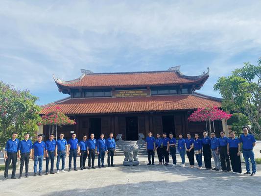 ĐOÀN THANH NIÊN SỞ TÀI NGUYÊN MÔI TRƯỞNG NGHỆ AN TỔ CHỨC DÂNG HOA, DÂNG HƯƠNG LÊN ANH LINH TỔNG BÍ THƯ LÊ HỒNG PHONG TẠI XÃ HƯNG THÔNG, HƯNG NGUYÊN, NGHỆ AN.