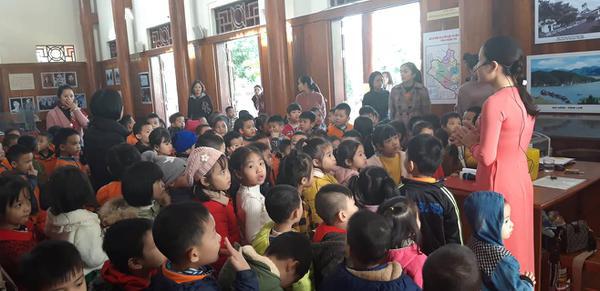 Trường mầm non Bình Minh tổ chức tham quan Nhà lưu niệm đồng chí Nguyễn Thị Minh Khai