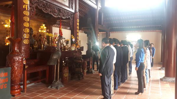 Đoàn đại biểu Huyện ủy - HĐND - UBND - UBMTTQ huyện Hưng Nguyên dâng hoa, dâng hương.