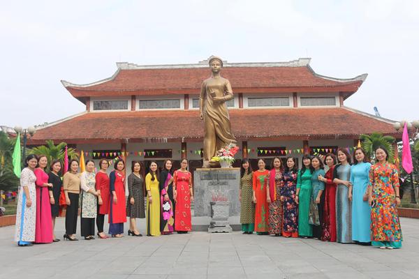 Hội LHPN Nghệ An tổ chức lễ dâng hoa tại Nhà lưu niệm Nguyễn Thị Minh Khai nhân dịp kỷ niệm 90 năm thành lập Đảng.