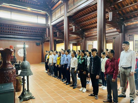 LỚP ĐẢNG VIÊN MỚI KHOÁ 4 NĂM 2023, TRUNG TÂM CHÍNH TRỊ HUYỆN DIỄN CHÂU TỔ CHỨC DÂNG HOA, DÂNG HƯƠNG LÊN ANH LINH TỔNG BÍ THƯ LÊ HỒNG PHONG.