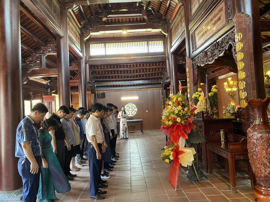 ĐOÀN ĐẠI BIỂU VỤ TỔ CHỨC ĐIỀU LỆ BAN TỔ CHỨC TRUNG ƯƠNG DÂNG HOA,DÂNG HƯƠNG LÊN ANH LINH  TỔNG BÍ THƯ LÊ HỒNG PHONG TẠI XÃ HƯNG THÔNG, HUYỆN HƯNG NGUYÊN, NGHỆ AN