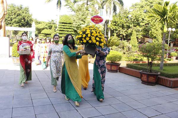 Nhà lưu niệm đồng chí Nguyễn Thị Minh Khai đón các đoàn phụ nữ về dâng hương nhân kỷ niệm 91 năm thành lập Hội Liên hiệp Phụ nữ Việt Nam.