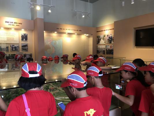 Đoàn trường trung học cơ sở Kim Liên tham quan tại Khu lưu niệm Phan Bội Châu