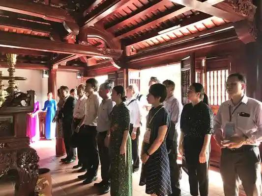 Đoàn đại sứ Nhật Bản dâng hoa, dâng hương tại Khu lưu niệm Phan Bội Châu