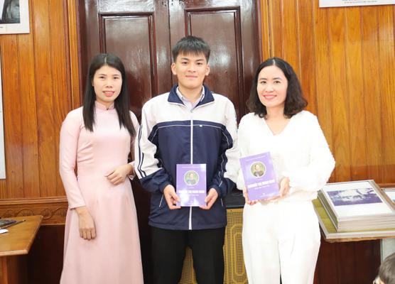 HƠN 500 HỌC SINH KHỐI LỚP 11 TRƯỜNG THPT CHUYÊN PHAN BỘI CHÂU HỌC LỊCH SỬ SỐNG ĐỘNG TẠI NHÀ LƯU NIỆM ĐỒNG CHÍ NGUYỄN THỊ MINH KHAI