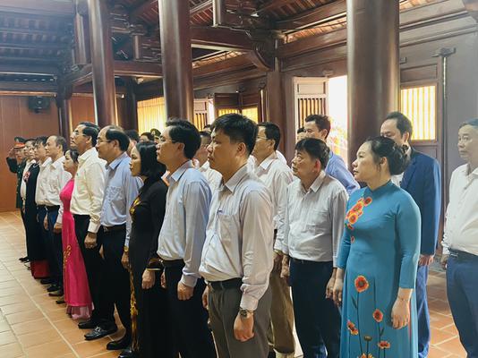 THỊ UỶ - HĐND - UBND - UBMTTQ THỊ XÃ CỬA LÒ TỔ CHỨC LỄ DÂNG HƯƠNG, DÂNG HOA LÊN ANH LINH TỔNG BÍ THƯ LÊ HỒNG PHONG.