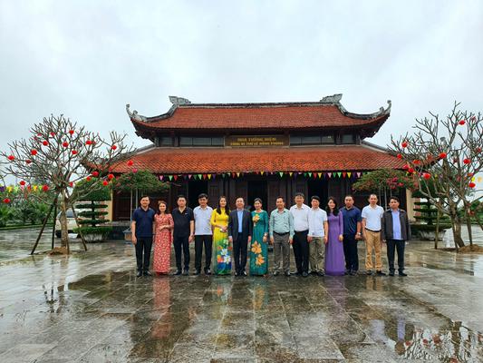 SỞ VĂN HÓA THỂ THAO THÀNH PHỐ HỒ CHÍ MINH DÂNG HƯƠNG, DÂNG HOA LÊN ANH LINH TỔNG BÍ THƯ LÊ HỒNG PHONG