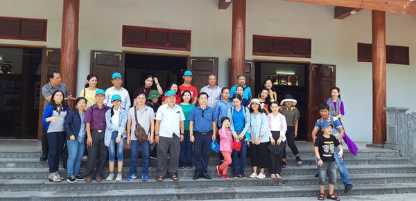 Ban Tổ chức Thành ủy Thành phố Hồ Chí Minh dâng hoa tại Nhà lưu niệm đồng chí Nguyễn Thị Minh Khai.