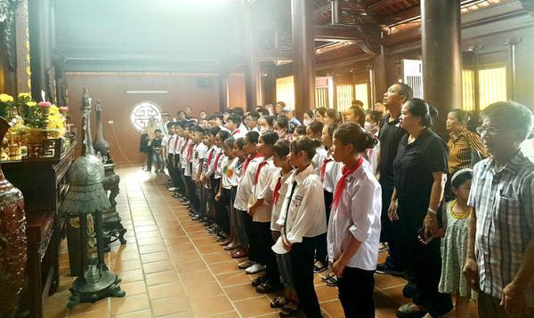 CHI ĐOÀN XÓM 2, XÃ CHÂU NHÂN, HUYỆN HƯNG NGUYÊN TỔ CHỨC DÂNG HƯƠNG LÊN ANH LINH TỔNG BÍ THƯ LÊ HỒNG PHONG.