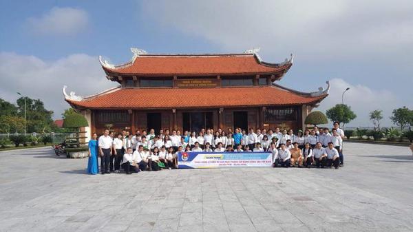 Tỉnh đoàn Bình Dương dâng hoa, dâng hương tại khu lưu niệm TBT Lê Hồng Phong.