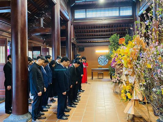 TRƯỞNG BAN NỘI CHÍNH TRUNG ƯƠNG DÂNG HOA, DÂNG HƯƠNG, TƯỞNG NIỆM TỔNG BÍ THƯ  LÊ HỒNG PHONG.