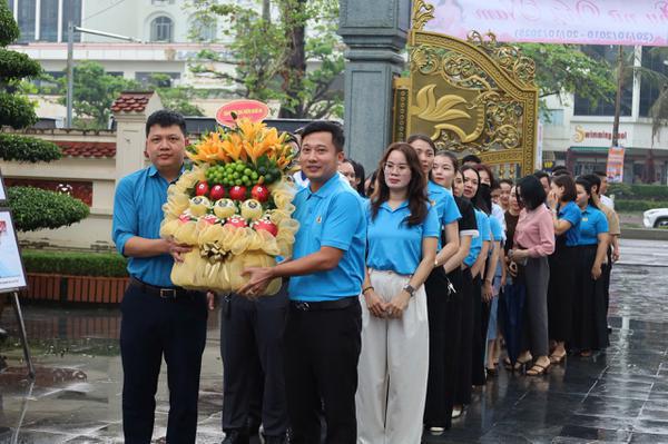 HÀNG NGÀN LƯỢT KHÁCH VỀ DÂNG HOA, DÂNG HƯƠNG TƯỞNG NIỆM ĐỒNG CHÍ NGUYỄN THỊ MINH KHAI NHÂN NGÀY 20/10