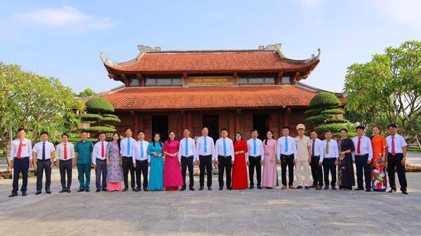 ĐẢNG ỦY - HĐND - UBND - UBMTTQ XÃ HƯNG NGUYÊN NAM TỔ CHỨC DÂNG HOA, DÂNG HƯƠNG LÊN ANH LINH TBT LÊ HỒNG PHONG TRƯỚC THỀM ĐẠI HỘI.