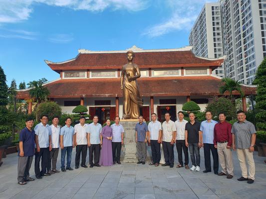 BAN TUYÊN GIÁO VÀ DÂN VẬN THÀNH ỦY TP.HCM CÙNG LÃNH ĐẠO ĐẢNG ỦY, HĐND, UBND, UBMTTQ CÁC XÃ HÓC MÔN, BÀ ĐIỂM, XUÂN THỚI SƠN, ĐÔNG THẠNH DÂNG HƯƠNG TẠI NHÀ LƯU NIỆM ĐỒNG CHÍ NGUYỄN THỊ MINH KHAI