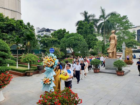 THÀNH ĐOÀN THÀNH PHỐ HỒ CHÍ MINH DÂNG HƯƠNG TẠI NHÀ LƯU NIỆM ĐỒNG CHÍ NGUYỄN THỊ MINH KHAI