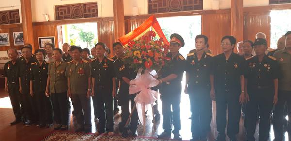 Hội Cựu chiến binh phường Quang Trung, thành phố Vinh dâng hoa, dâng hương tại Nhà lưu niệm đồng chí Nguyễn Thị Minh Khai