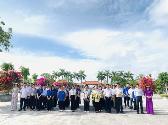 Lớp bồi dưỡng nhận thức về Đảng khoá 3 năm 2024, Trung tâm chính trị huyện Hưng Nguyên tổ chức lễ dâng hoa, dâng hương lên anh linh Tổng Bí thư Lê Hồng Phong