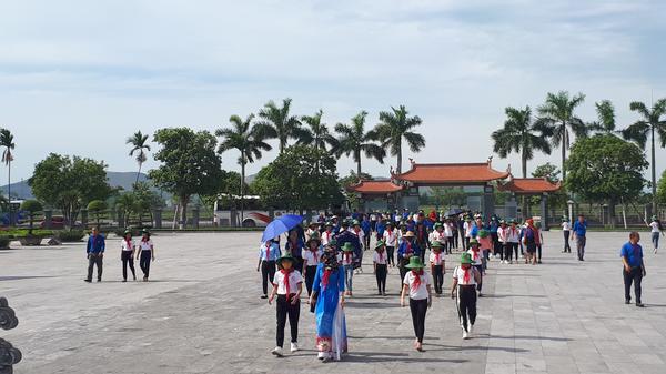 Đại diện đại biểu Cháu ngoan Bác Hồ huyện Hưng Nguyên  về khu lưu niệm TBT Lê Hồng Phong, thành kính dâng nén hương thơm, lẵng hoa tươi thắm lên anh linh TBT