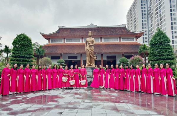 TRUNG TÂM DỊCH VỤ VIỆC LÀM NGHỆ AN DÂNG HƯƠNG TẠI NLN ĐỒNG CHÍ NGUYỄN THỊ MINH KHAI NHÂN KỶ NIỆM 95 NĂM NGÀY THÀNH LẬP HỘI LHPN VIỆT NAM (20/10/1930 - 20/10/2025)