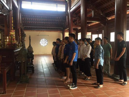 Ban chấp hành Đoàn xã Hưng Thông và các thành viên lớp bồi dưỡng kiến thức Đoàn do đồng chí Lê Dương Đảm - bí thư Đoàn xã làm trưởng đoàn, đã tổ chức lễ dâng hương lên TBT Lê Hồng PhongBan chấp hành Đoàn xã Hưng Thông và các thành viên lớp bồi dưỡng kiến thức Đoàn do đồng chí Lê Dương Đảm - bí thư Đoàn xã làm trưởng đoàn, đã tổ chức lễ dâng hương lên TBT Lê Hồng Phong