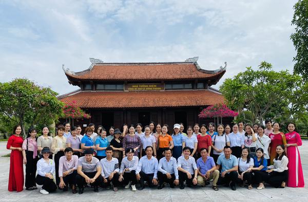 LỚP BỒI DƯỠNG NHẬN THỨC VỀ ĐẢNG KHOÁ III NĂM 2023 THUỘC TRUNG TÂM CHÍNH TRỊ HUYỆN HƯNG NGUYÊN TỔ CHỨC DÂNG HOA, DÂNG HƯƠNG LÊN ANH LINH TỔNG BÍ THƯ LÊ HỒNG PHONG.