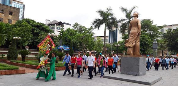 Cán bộ ngành tổ chức xây dựng Đảng TP. Hồ Chí Minh về thăm Nhà lưu niệm đồng chí Nguyễn Thị Minh Khai.