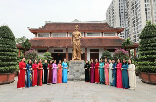 HỘI LHPN TỈNH TỔ CHỨC DÂNG HƯƠNG, BÁO CÔNG TẠI NHÀ LƯU NIỆM ĐỒNG CHÍ NGUYỄN THỊ MINH KHAI