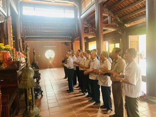 HỘI NGƯỜI CAO TUỔI KHỐI 22, PHƯỜNG HƯNG BÌNH, THÀNH PHỐ VINH , TỈNH NGHỆ AN TỔ CHỨC LỄ DÂNG HƯƠNG TƯỞNG NIỆM TỔNG BÍ THƯ LÊ HỒNG PHONG.