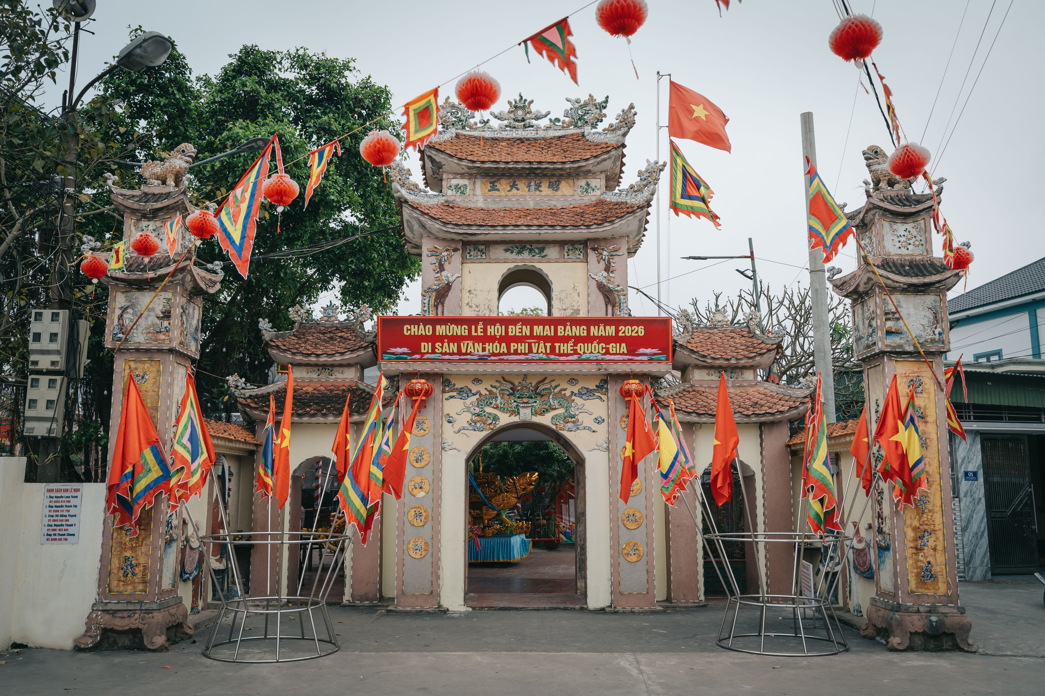 Tam quan Đền Mai Bảng