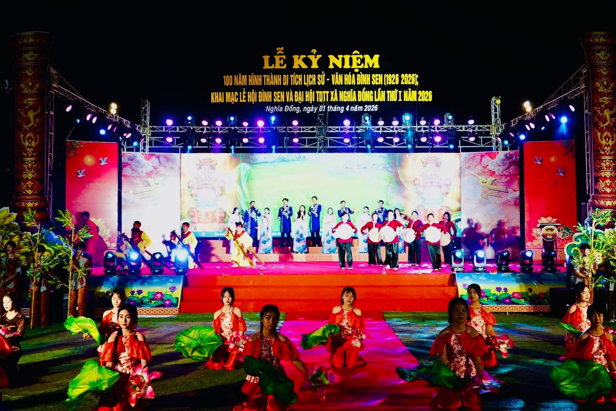 Chương tr&igrave;nh văn nghệ ch&agrave;o mừng. Ảnh: Dương H&ugrave;ng