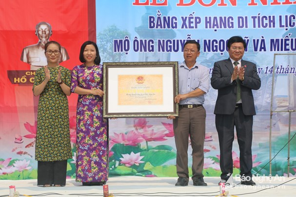 Huyện Đô Lương đón nhận Bằng Di tích lịch sử cấp tỉnh Mộ ông Nguyễn Ngọc Sỹ và Miếu Đông Sơn.