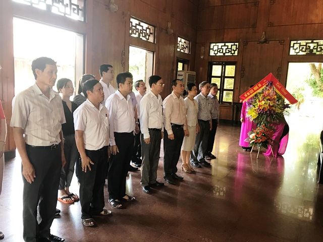 DÂNG HOA BÁO CÔNG VỚI BÁC NHÂN DỊP KỶ NIỆM 57 NĂM NGÀY THÀNH LẬP NGÀNH DU LỊCH VIỆT NAM  9/7/1960-9/7/2017