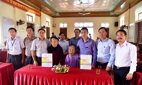 Sở Du lịch thăm hỏi, tặng quà 11 gia đình chính sách