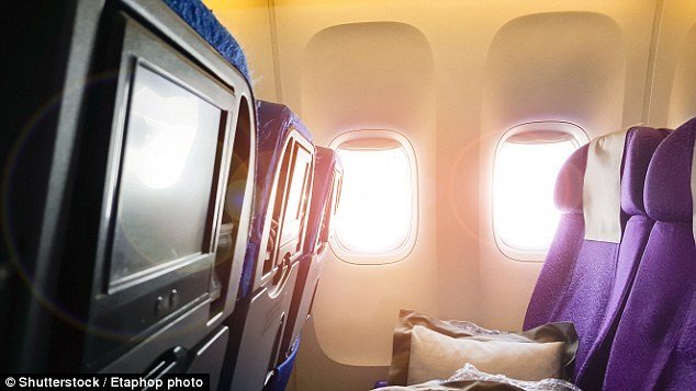 Tại sao phải kéo màn che cửa sổ máy bay khi cất, hạ cánh