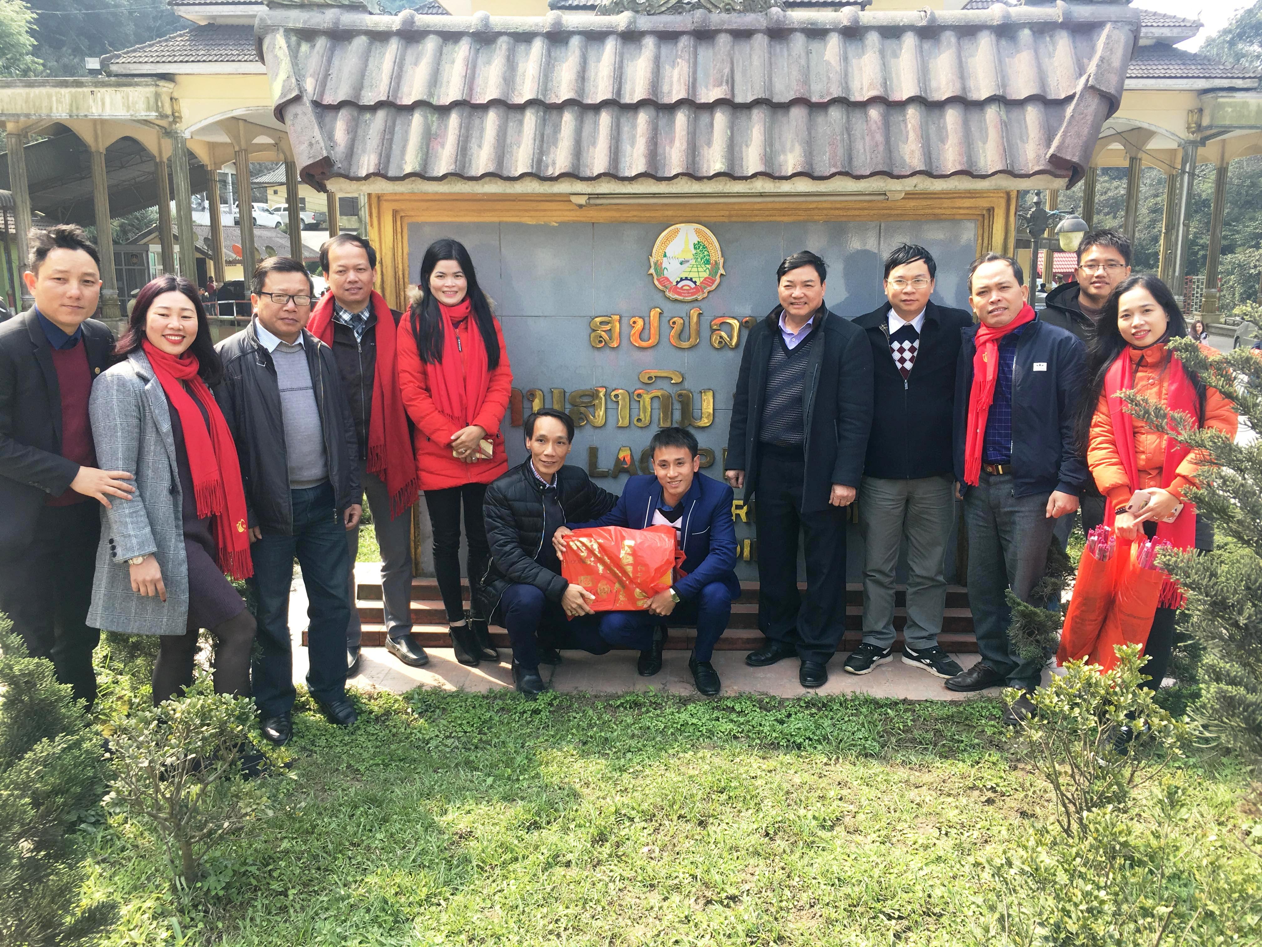 Hiệp hội Du lịch Nghệ An giao lưu, tặng quà Cửa khẩu Cầu Treo và Đồn biên phòng Lào nhân dịp Tết cổ truyền