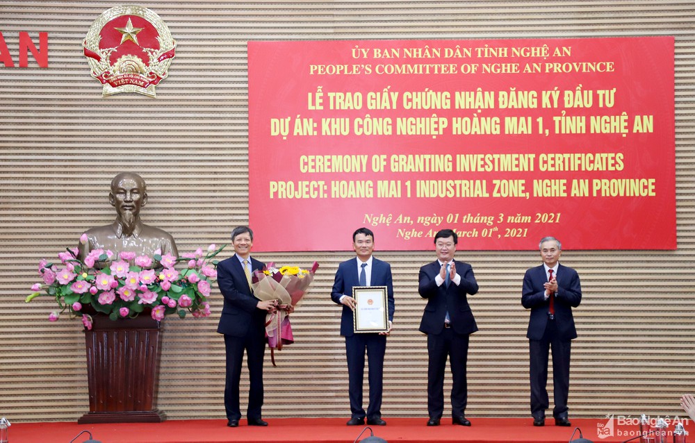 Nghệ An trao Giấy chứng nhận đăng ký đầu tư Dự án KCN Hoàng Mai 1 tổng vốn 750 tỷ đồng