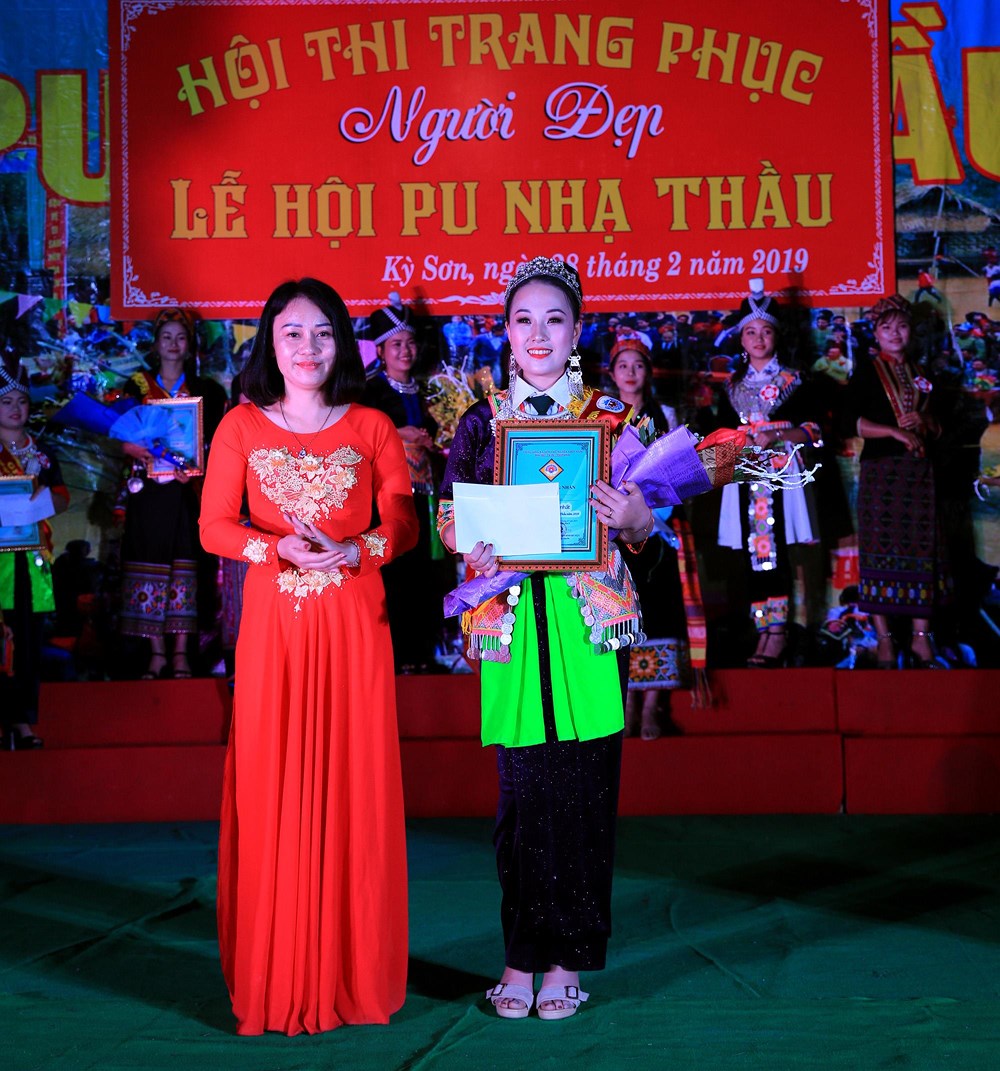 Cô gái người Mông giành giải Nhất thi trang phục người đẹp lễ hội đền Pu Nhạ Thầu