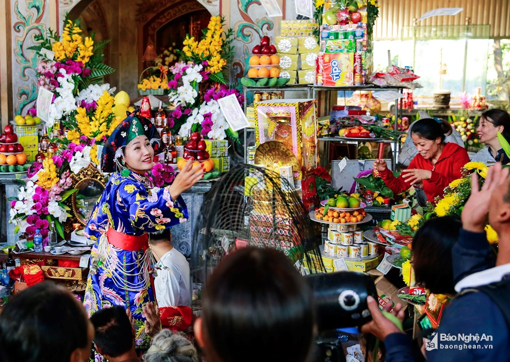 Về hội Đền Hoàng Mười xem hầu đồng