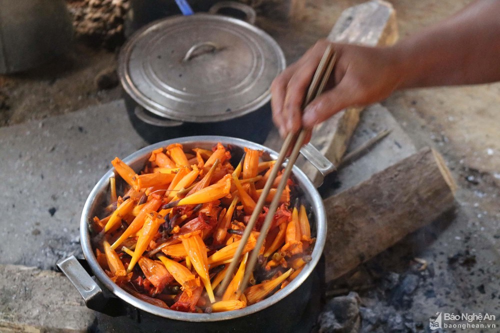 Món canh Đoọc Pít giải nhiệt nấu từ hoa của người dân vùng cao xứ Nghệ