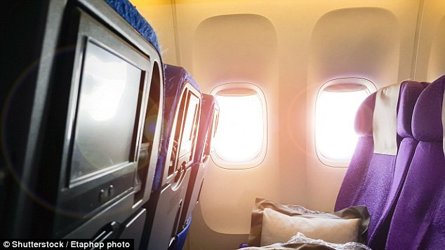 Tại sao phải kÃ©o mÃ n che cửa sổ mÃ¡y bay khi cất, hạ cÃ¡nh