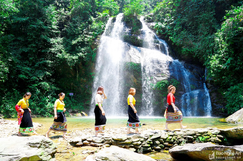 Khám phá vẻ đẹp thác Mưa giữa núi rừng biên giới Nghệ An