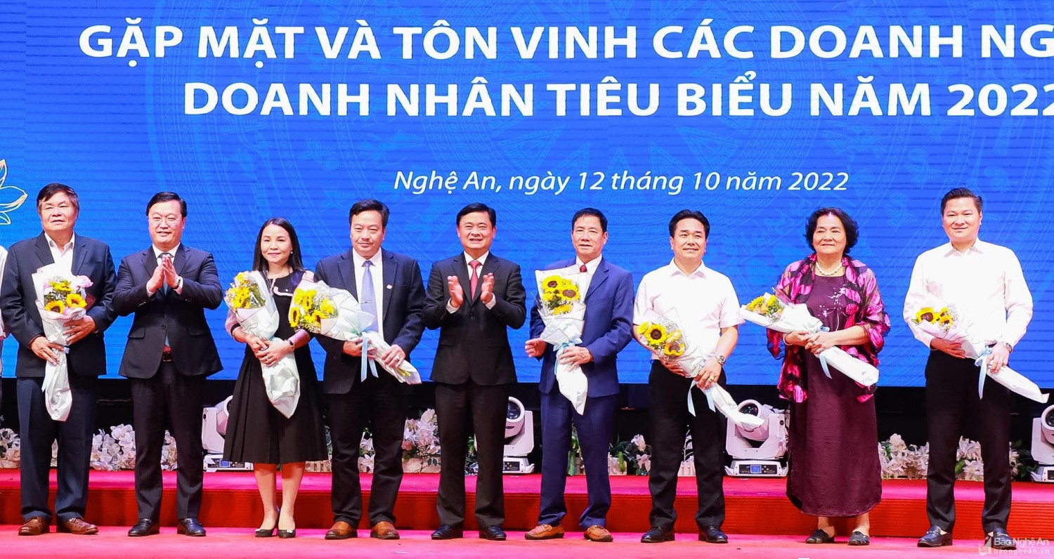 Tỉnh Nghệ An tôn vinh các doanh nghiệp, doanh nhân tiêu biểu năm 2022